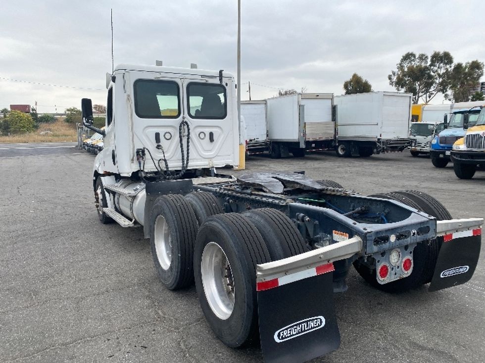 Day Cab Tractor-Heavy Duty Tractors-Freightliner-2019-T12664ST-Torrance-CA-411,144\n\t\tmiles-$ 42,500 - Image 5