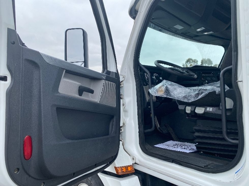 Day Cab Tractor-Heavy Duty Tractors-Freightliner-2019-T12664ST-Torrance-CA-411,144\n\t\tmiles-$ 42,500 - Image 9