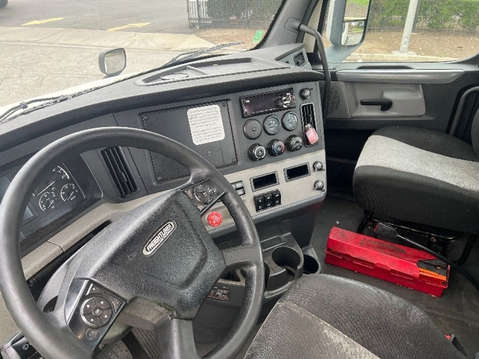 Day Cab Tractor-Heavy Duty Tractors-Freightliner-2019-T12664ST-Torrance-CA-430,354\n\t\tmiles-$ 45,250 - Image 10