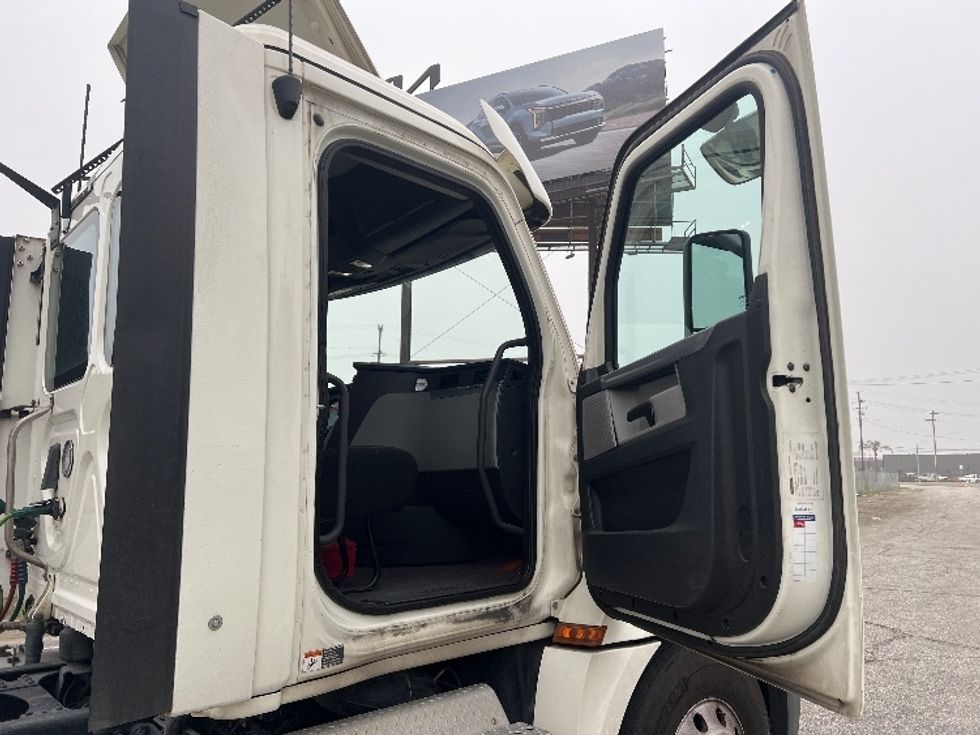 Day Cab Tractor-Heavy Duty Tractors-Freightliner-2019-T12664ST-Torrance-CA-430,354\n\t\tmiles-$ 45,250 - Image 12