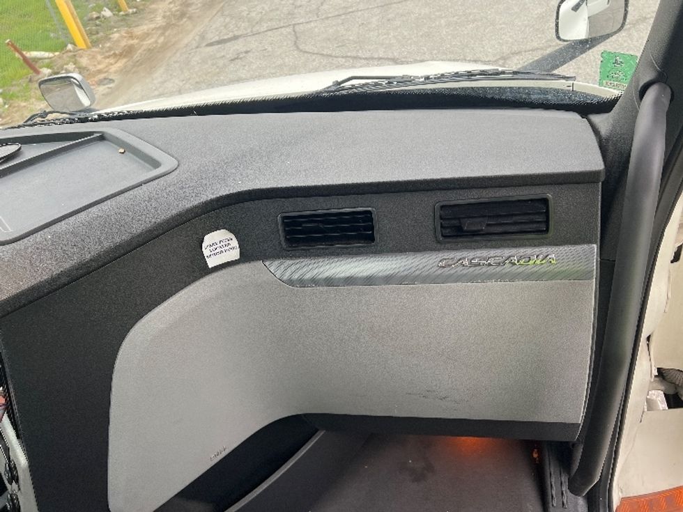 Day Cab Tractor-Heavy Duty Tractors-Freightliner-2019-T12664ST-Torrance-CA-430,354\n\t\tmiles-$ 45,250 - Image 13