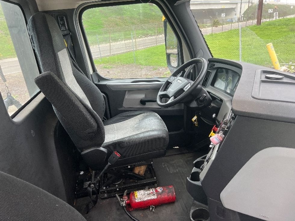 Day Cab Tractor-Heavy Duty Tractors-Freightliner-2019-T12664ST-Torrance-CA-430,354\n\t\tmiles-$ 45,250 - Image 14