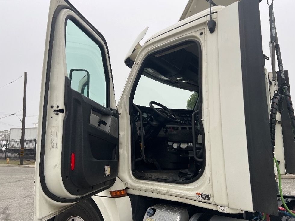 Day Cab Tractor-Heavy Duty Tractors-Freightliner-2019-T12664ST-Torrance-CA-430,354\n\t\tmiles-$ 45,250 - Image 9
