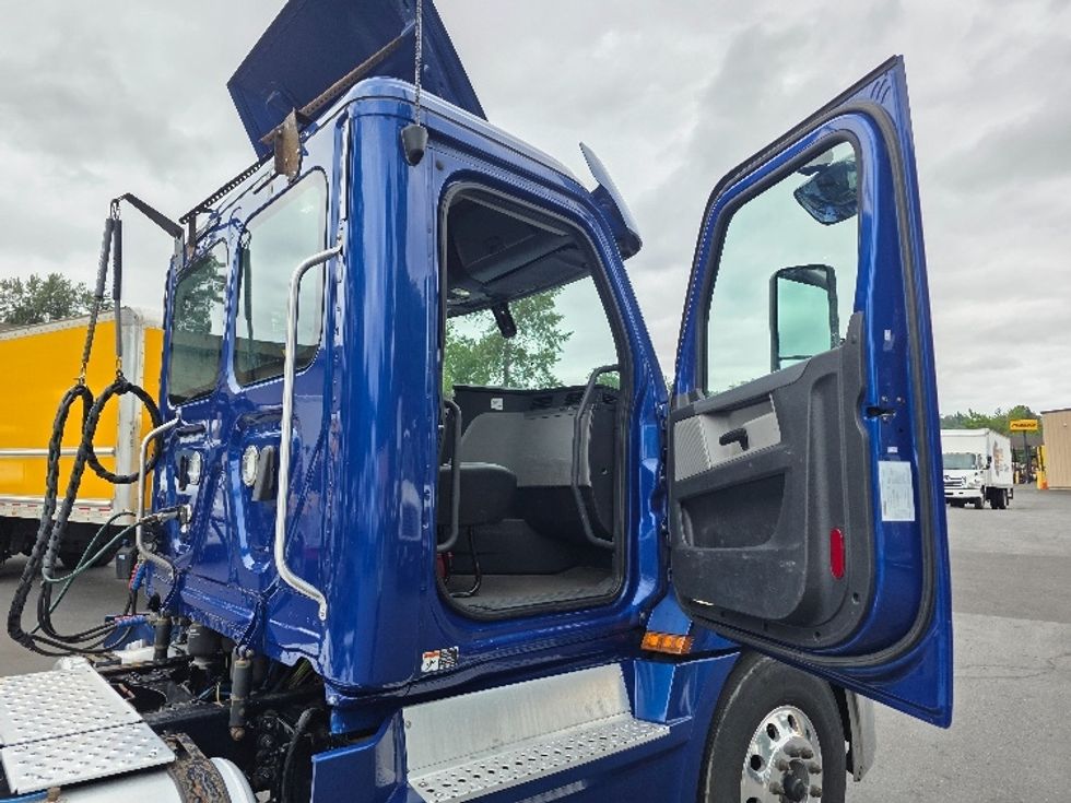 Day Cab Tractor-Heavy Duty Tractors-Freightliner-2019-T12664ST-Tukwila-WA-275,770\n\t\tmiles-$ 51,500 - Image 12