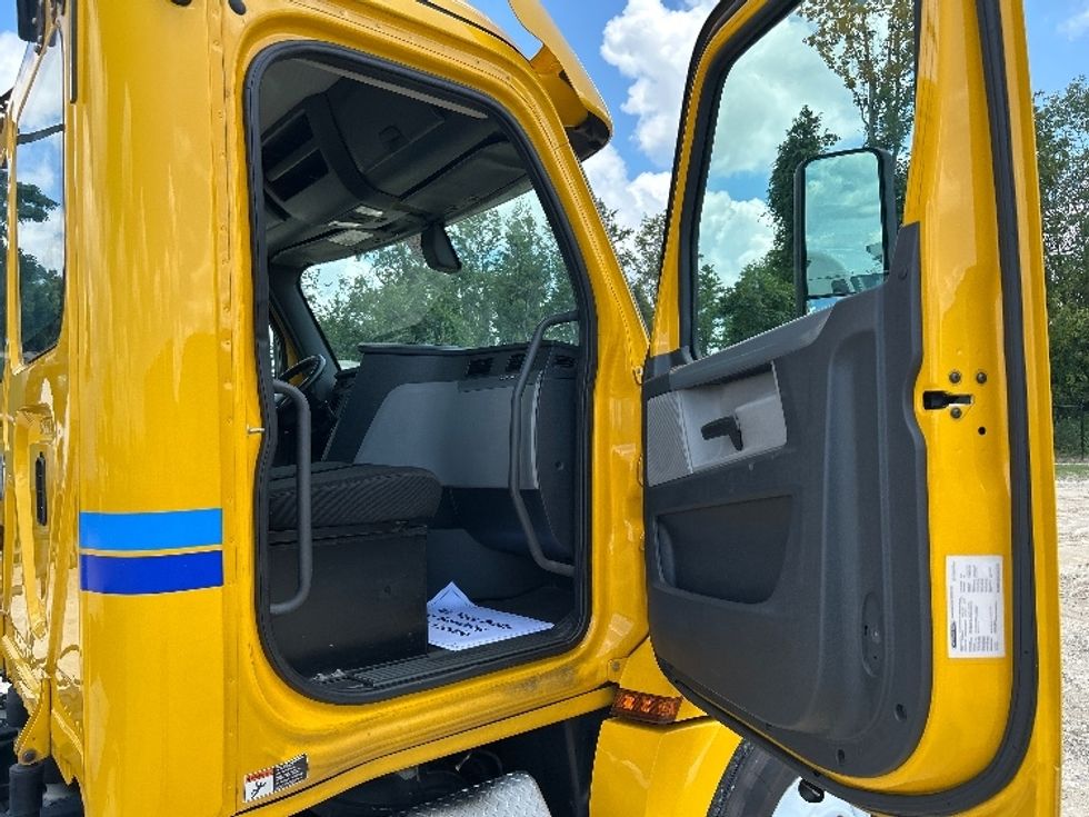 Day Cab Tractor-Heavy Duty Tractors-Freightliner-2019-T12664ST-Valdosta-GA-428,453\n\t\tmiles-$ 42,500 - Image 12