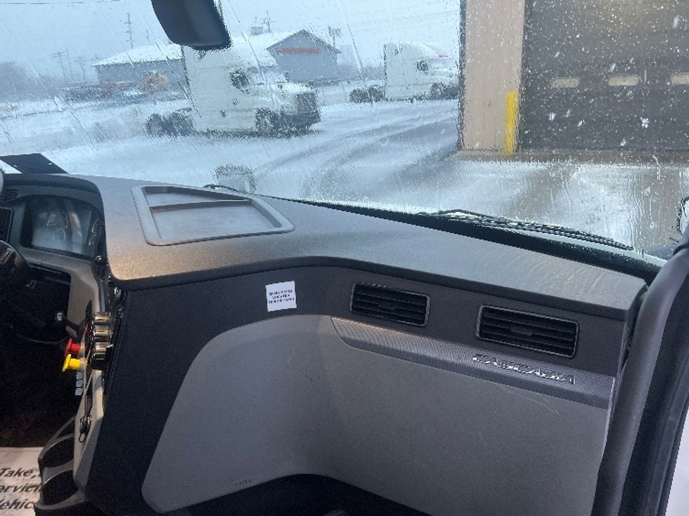 Day Cab Tractor-Heavy Duty Tractors-Freightliner-2019-T12664ST-Wabash-IN-331,842\n\t\tmiles-$ 58,750 - Image 13