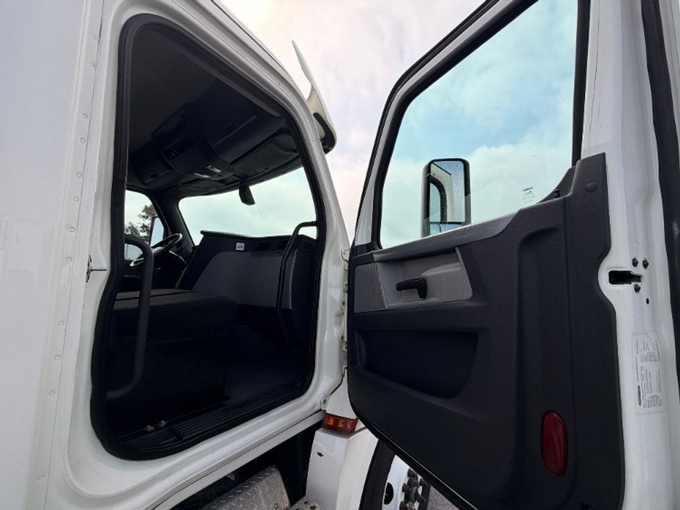 Day Cab Tractor-Heavy Duty Tractors-Freightliner-2019-T12664ST-Wabash-IN-357,518\n\t\tmiles-$ 44,500 - Image 12