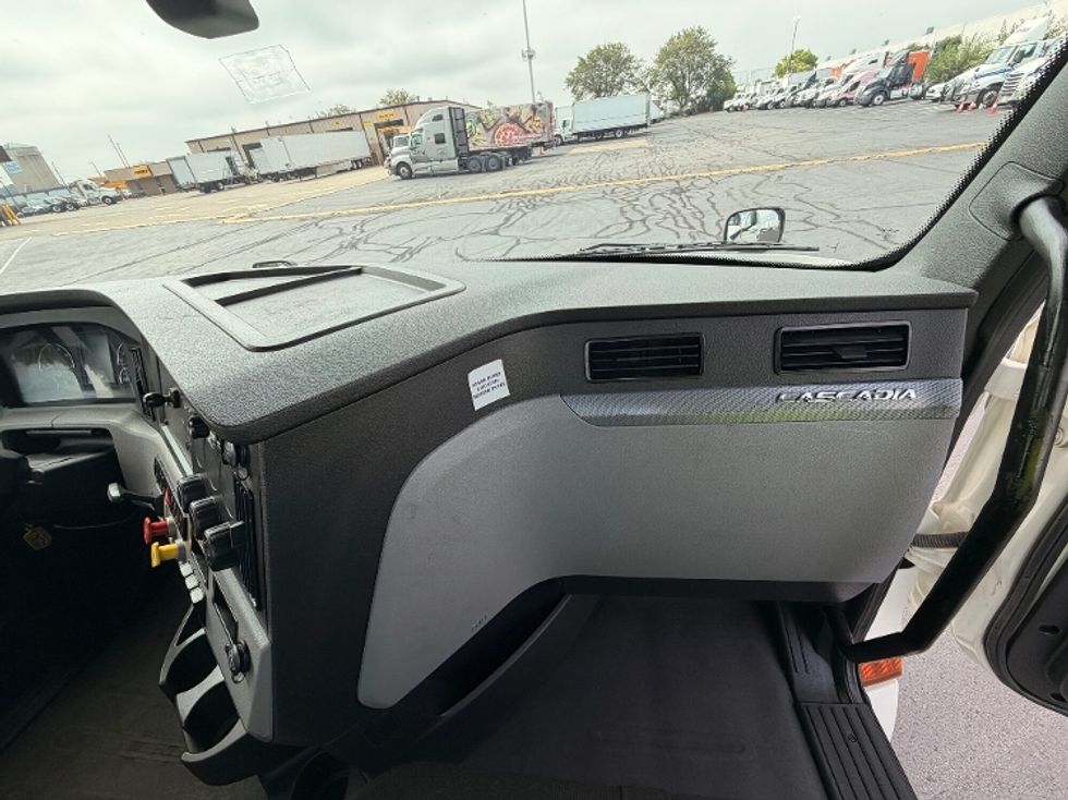 Day Cab Tractor-Heavy Duty Tractors-Freightliner-2019-T12664ST-Wabash-IN-357,518\n\t\tmiles-$ 44,500 - Image 13