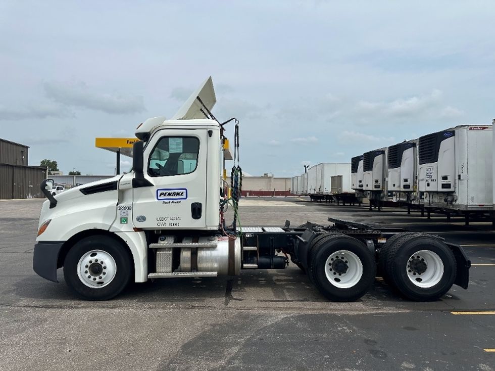 Day Cab Tractor-Heavy Duty Tractors-Freightliner-2019-T12664ST-Wabash-IN-357,518\n\t\tmiles-$ 44,500 - Image 4