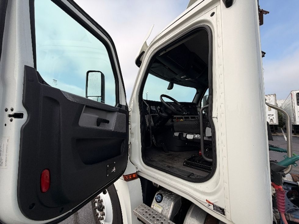 Day Cab Tractor-Heavy Duty Tractors-Freightliner-2019-T12664ST-Wabash-IN-357,518\n\t\tmiles-$ 44,500 - Image 9
