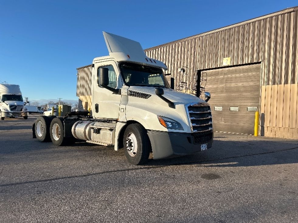 Day Cab Tractor-Heavy Duty Tractors-Freightliner-2019-T12664ST-Warren-MI-142,695\n\t\tmiles-$ 52,000 - Image 1