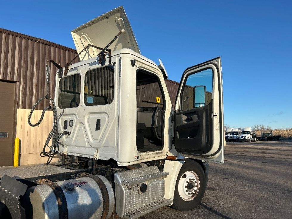 Day Cab Tractor-Heavy Duty Tractors-Freightliner-2019-T12664ST-Warren-MI-142,695\n\t\tmiles-$ 52,000 - Image 12