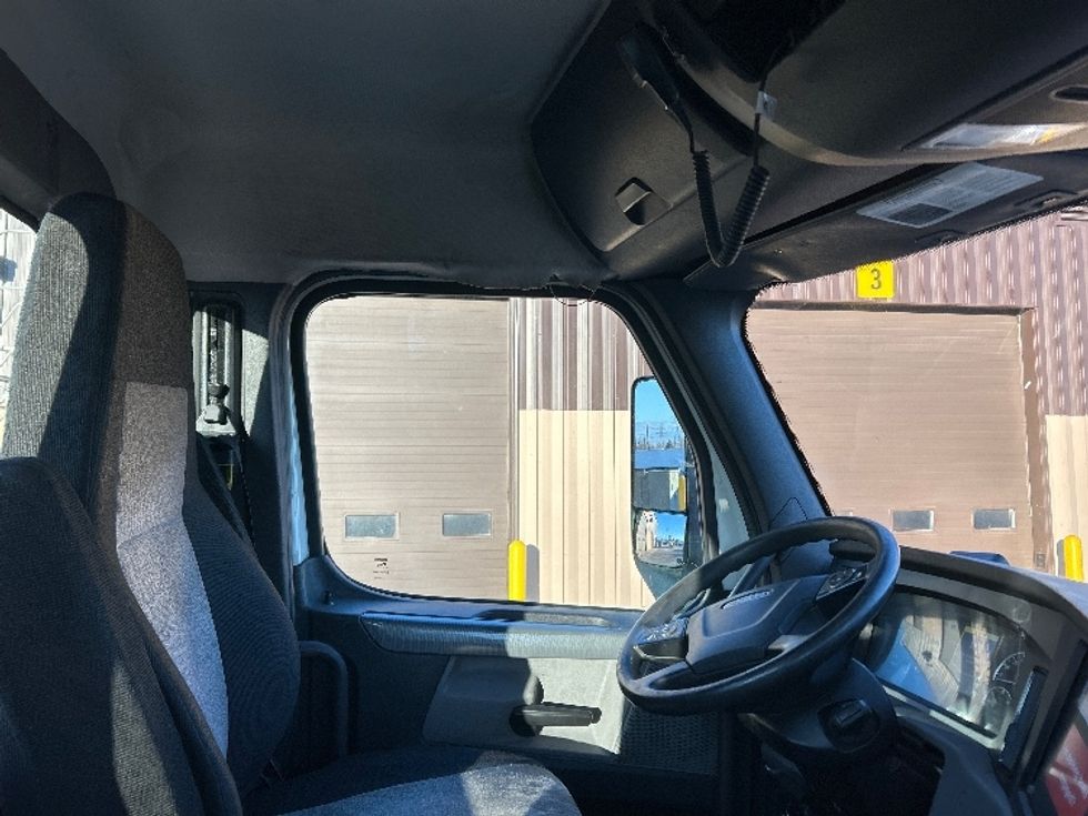 Day Cab Tractor-Heavy Duty Tractors-Freightliner-2019-T12664ST-Warren-MI-142,695\n\t\tmiles-$ 52,000 - Image 14