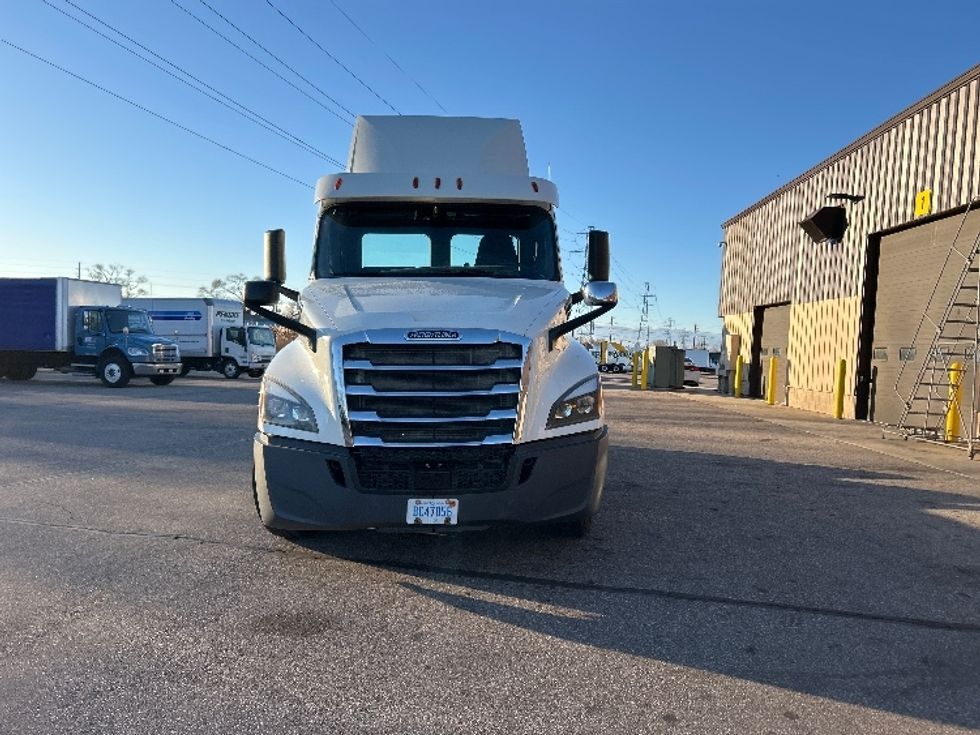 Day Cab Tractor-Heavy Duty Tractors-Freightliner-2019-T12664ST-Warren-MI-142,695\n\t\tmiles-$ 52,000 - Image 2