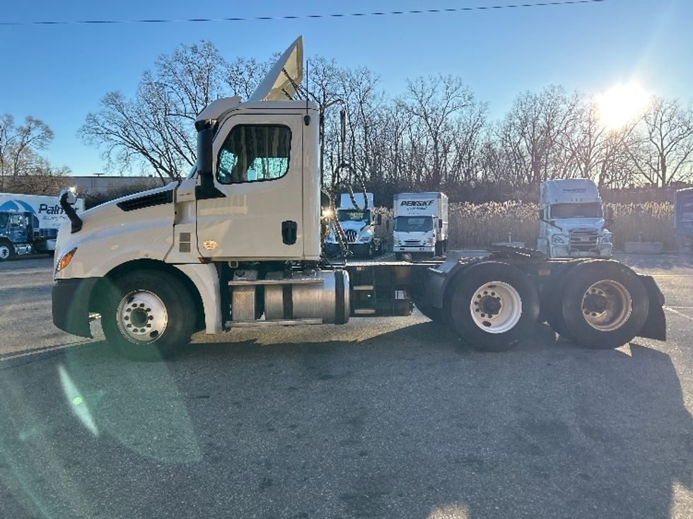 Day Cab Tractor-Heavy Duty Tractors-Freightliner-2019-T12664ST-Warren-MI-142,695\n\t\tmiles-$ 52,000 - Image 4
