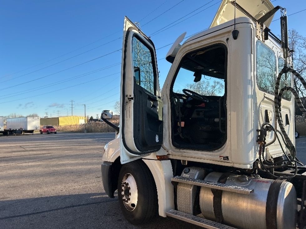 Day Cab Tractor-Heavy Duty Tractors-Freightliner-2019-T12664ST-Warren-MI-142,695\n\t\tmiles-$ 52,000 - Image 9