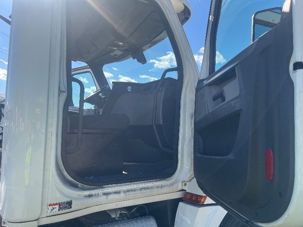 Day Cab Tractor-Heavy Duty Tractors-Freightliner-2019-T12664ST-Warren-MI-156,783\n\t\tmiles-$ 54,000 - Image 12