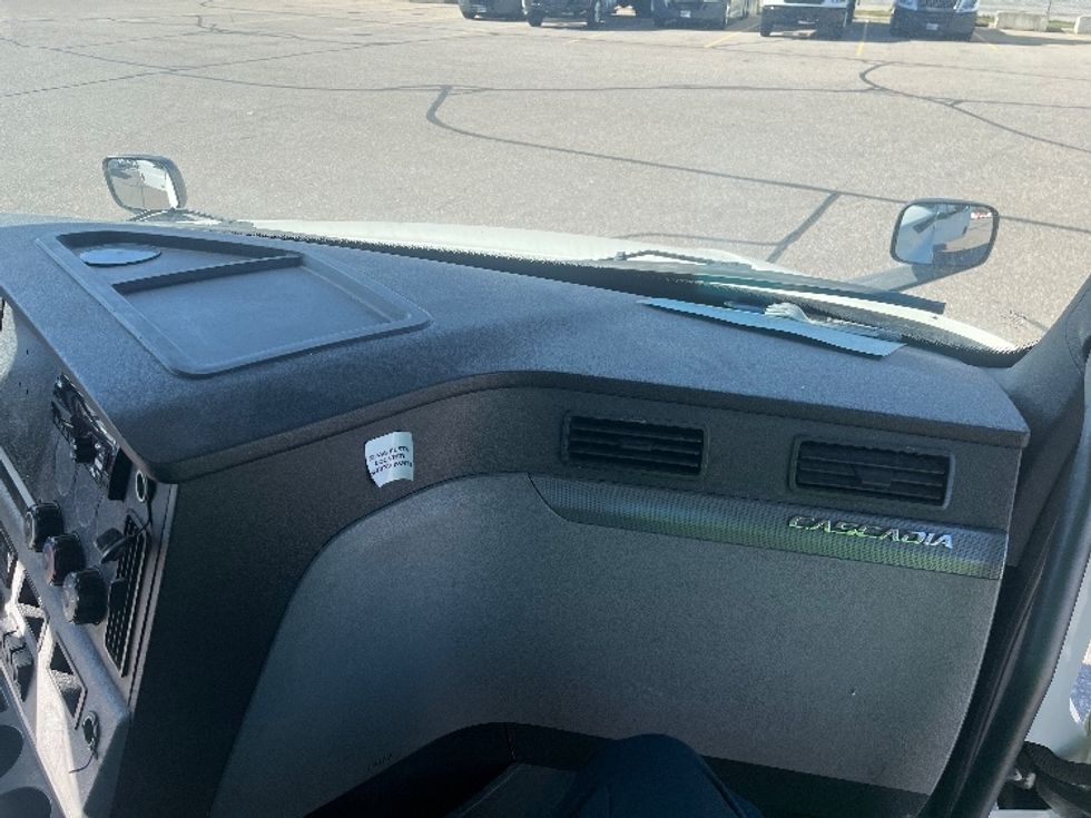 Day Cab Tractor-Heavy Duty Tractors-Freightliner-2019-T12664ST-Warren-MI-156,783\n\t\tmiles-$ 54,000 - Image 13