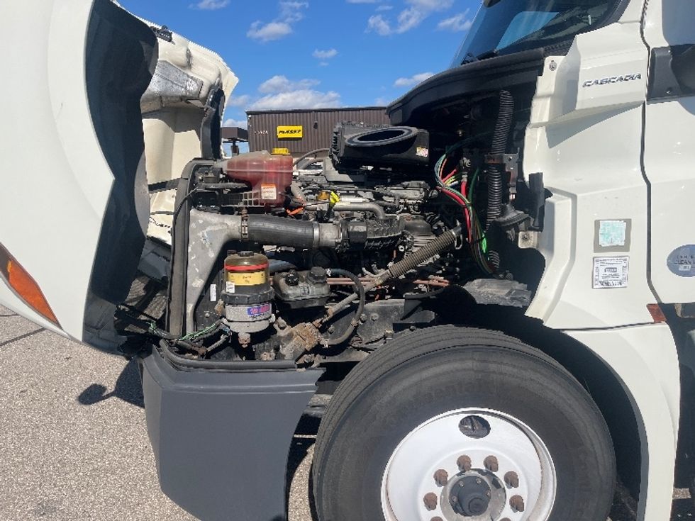 Day Cab Tractor-Heavy Duty Tractors-Freightliner-2019-T12664ST-Warren-MI-156,783\n\t\tmiles-$ 54,000 - Image 16