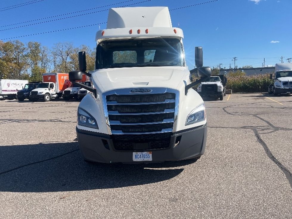 Day Cab Tractor-Heavy Duty Tractors-Freightliner-2019-T12664ST-Warren-MI-156,783\n\t\tmiles-$ 54,000 - Image 2