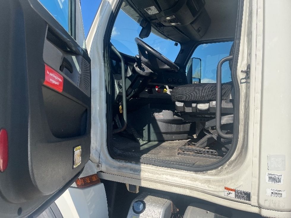 Day Cab Tractor-Heavy Duty Tractors-Freightliner-2019-T12664ST-Warren-MI-156,783\n\t\tmiles-$ 54,000 - Image 9