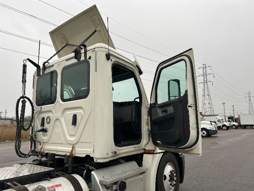 Day Cab Tractor-Heavy Duty Tractors-Freightliner-2019-T12664ST-Warren-MI-227,574\n\t\tmiles-$ 50,250 - Image 12