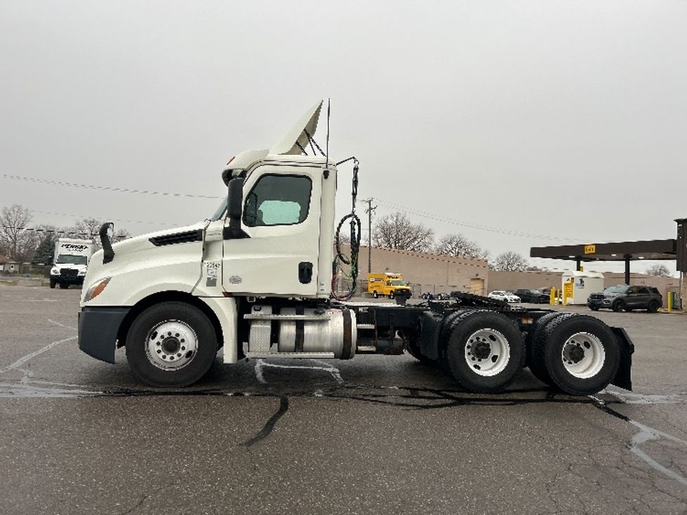 Day Cab Tractor-Heavy Duty Tractors-Freightliner-2019-T12664ST-Warren-MI-227,574\n\t\tmiles-$ 50,250 - Image 4
