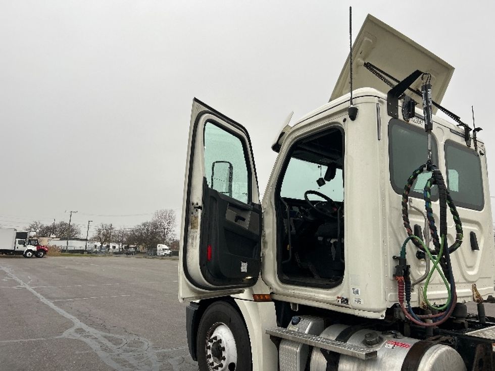 Day Cab Tractor-Heavy Duty Tractors-Freightliner-2019-T12664ST-Warren-MI-227,574\n\t\tmiles-$ 50,250 - Image 9