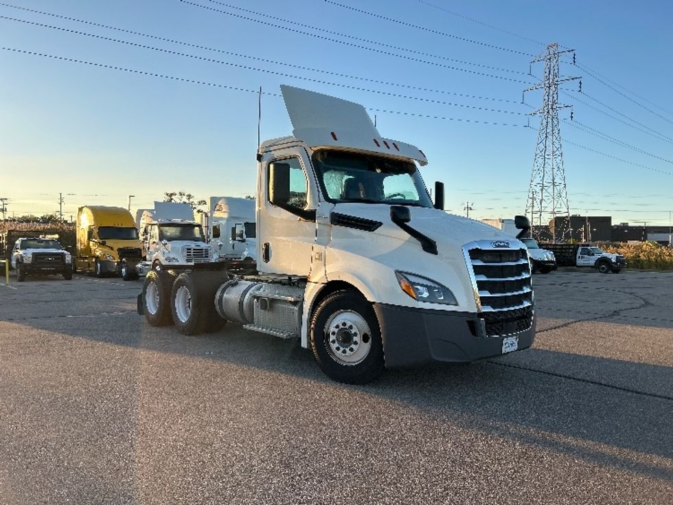 Day Cab Tractor-Heavy Duty Tractors-Freightliner-2019-T12664ST-Warren-MI-275,214\n\t\tmiles-$ 47,750 - Image 1