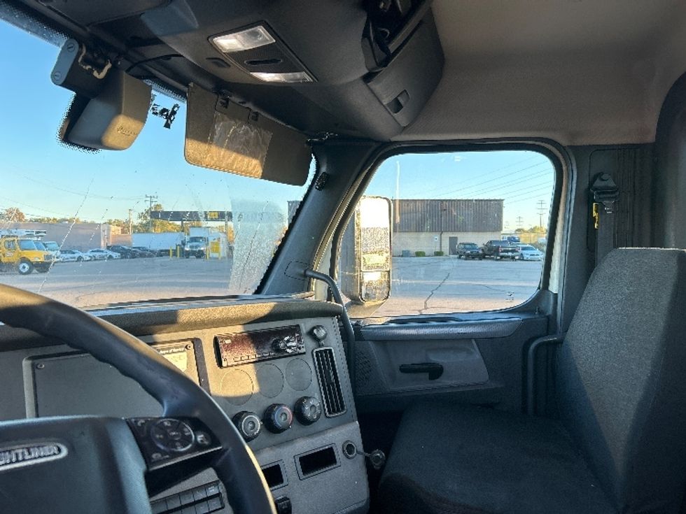 Day Cab Tractor-Heavy Duty Tractors-Freightliner-2019-T12664ST-Warren-MI-275,214\n\t\tmiles-$ 47,750 - Image 10