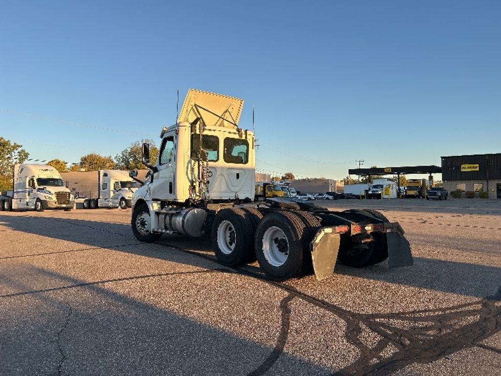 Day Cab Tractor-Heavy Duty Tractors-Freightliner-2019-T12664ST-Warren-MI-275,214\n\t\tmiles-$ 47,750 - Image 5