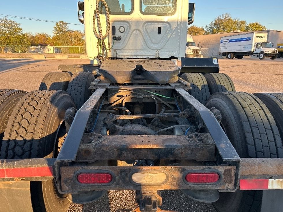 Day Cab Tractor-Heavy Duty Tractors-Freightliner-2019-T12664ST-Warren-MI-275,214\n\t\tmiles-$ 47,750 - Image 6