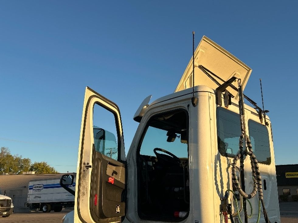 Day Cab Tractor-Heavy Duty Tractors-Freightliner-2019-T12664ST-Warren-MI-275,214\n\t\tmiles-$ 47,750 - Image 9