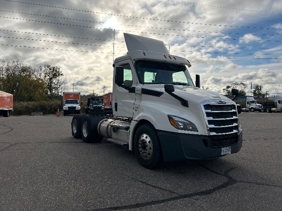 Day Cab Tractor-Heavy Duty Tractors-Freightliner-2019-T12664ST-Warren-MI-287,307\n\t\tmiles-$ 48,000 - Image 1