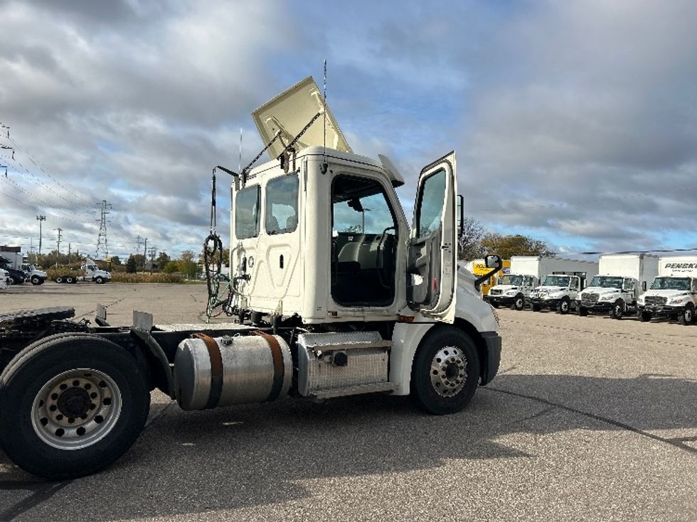 Day Cab Tractor-Heavy Duty Tractors-Freightliner-2019-T12664ST-Warren-MI-287,307\n\t\tmiles-$ 48,000 - Image 12