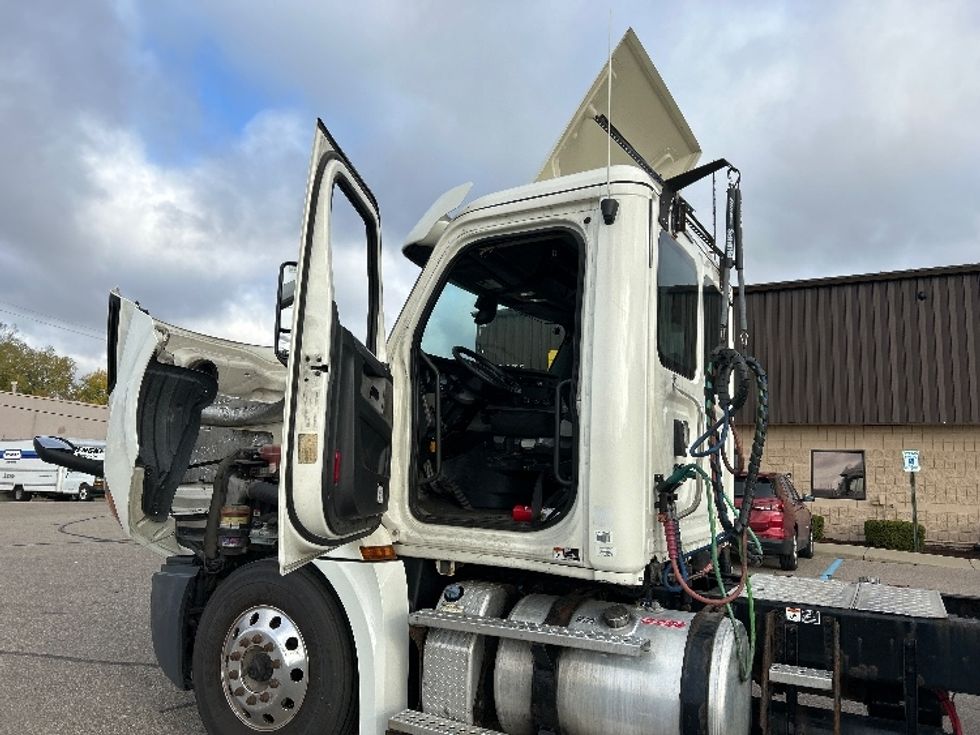 Day Cab Tractor-Heavy Duty Tractors-Freightliner-2019-T12664ST-Warren-MI-287,307\n\t\tmiles-$ 48,000 - Image 9