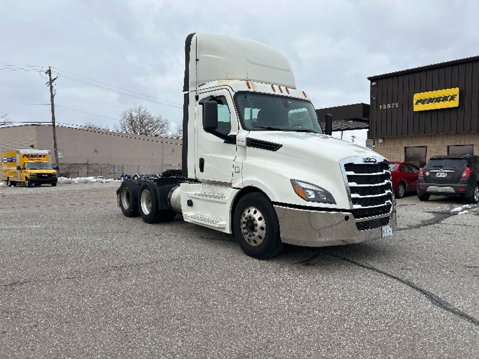 Day Cab Tractor-Heavy Duty Tractors-Freightliner-2019-T12664ST-Warren-MI-311,037\n\t\tmiles-$ 47,000 - Image 1