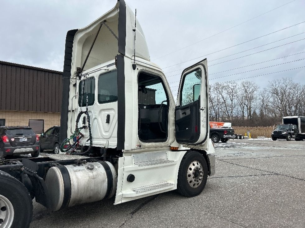 Day Cab Tractor-Heavy Duty Tractors-Freightliner-2019-T12664ST-Warren-MI-311,037\n\t\tmiles-$ 47,000 - Image 12