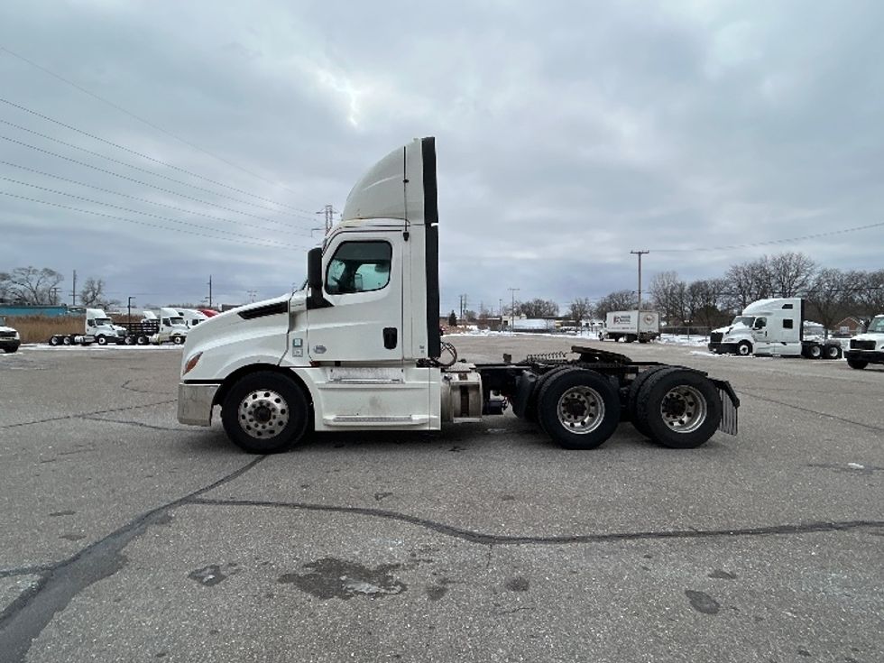 Day Cab Tractor-Heavy Duty Tractors-Freightliner-2019-T12664ST-Warren-MI-311,037\n\t\tmiles-$ 47,000 - Image 4