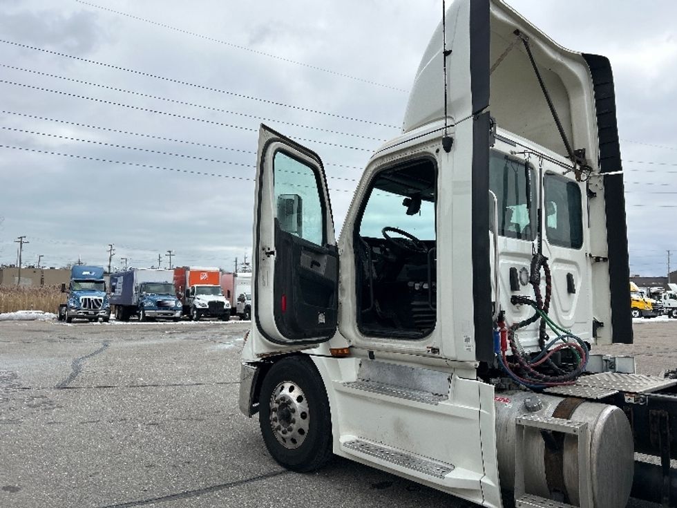 Day Cab Tractor-Heavy Duty Tractors-Freightliner-2019-T12664ST-Warren-MI-311,037\n\t\tmiles-$ 47,000 - Image 9