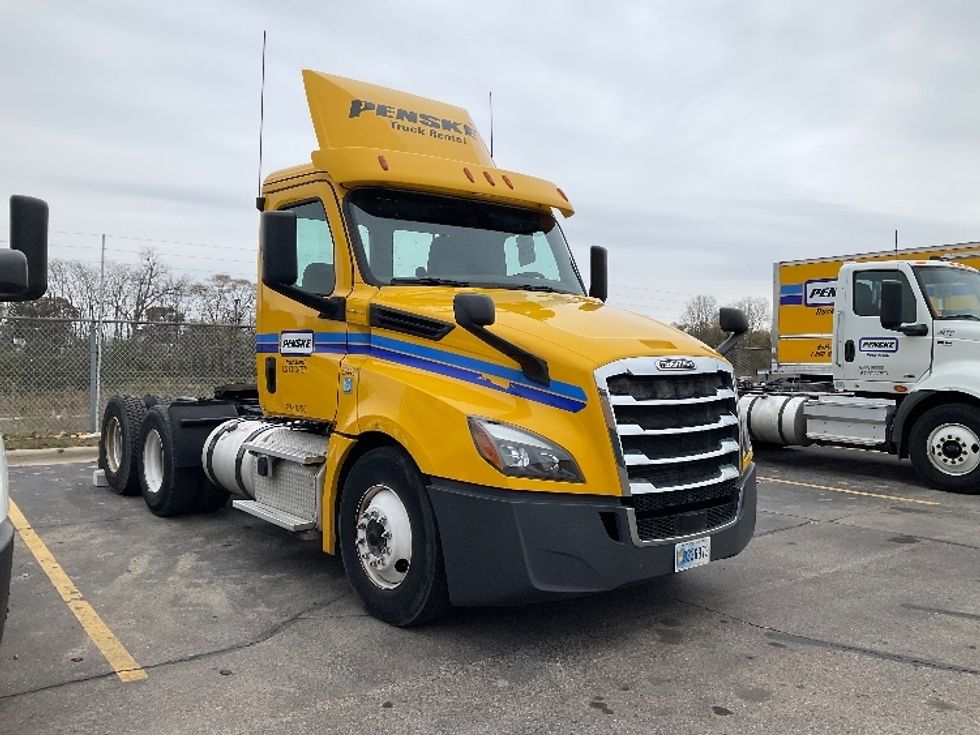 Day Cab Tractor-Heavy Duty Tractors-Freightliner-2019-T12664ST-Warren-MI-449,738\n\t\tmiles-$ 35,000 - Image 1