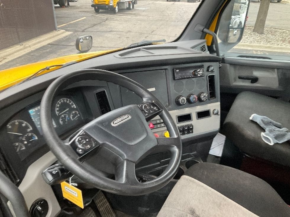Day Cab Tractor-Heavy Duty Tractors-Freightliner-2019-T12664ST-Warren-MI-449,738\n\t\tmiles-$ 35,000 - Image 10