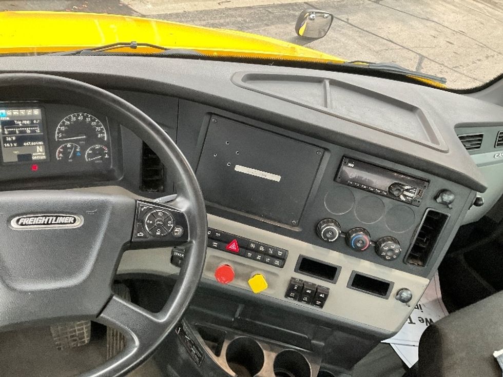 Day Cab Tractor-Heavy Duty Tractors-Freightliner-2019-T12664ST-Warren-MI-449,738\n\t\tmiles-$ 35,000 - Image 11