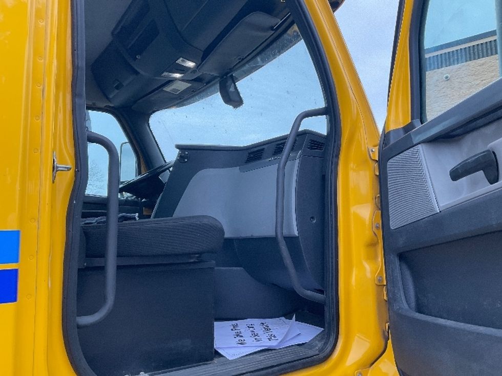 Day Cab Tractor-Heavy Duty Tractors-Freightliner-2019-T12664ST-Warren-MI-449,738\n\t\tmiles-$ 35,000 - Image 12