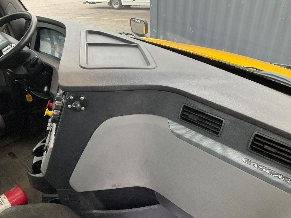 Day Cab Tractor-Heavy Duty Tractors-Freightliner-2019-T12664ST-Warren-MI-449,738\n\t\tmiles-$ 35,000 - Image 13