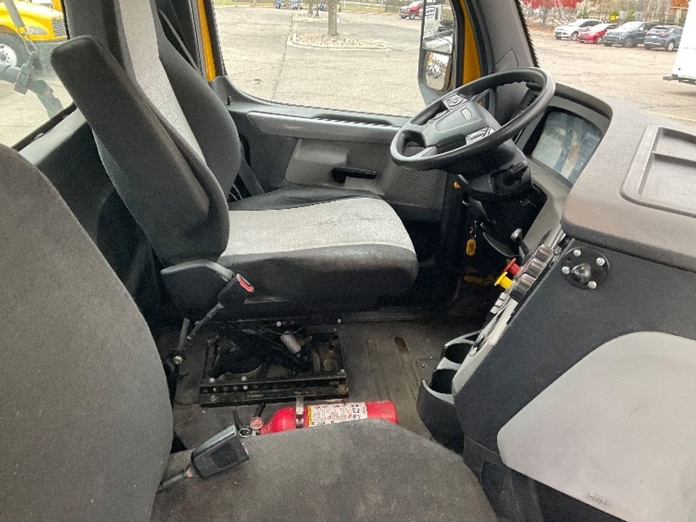 Day Cab Tractor-Heavy Duty Tractors-Freightliner-2019-T12664ST-Warren-MI-449,738\n\t\tmiles-$ 35,000 - Image 14