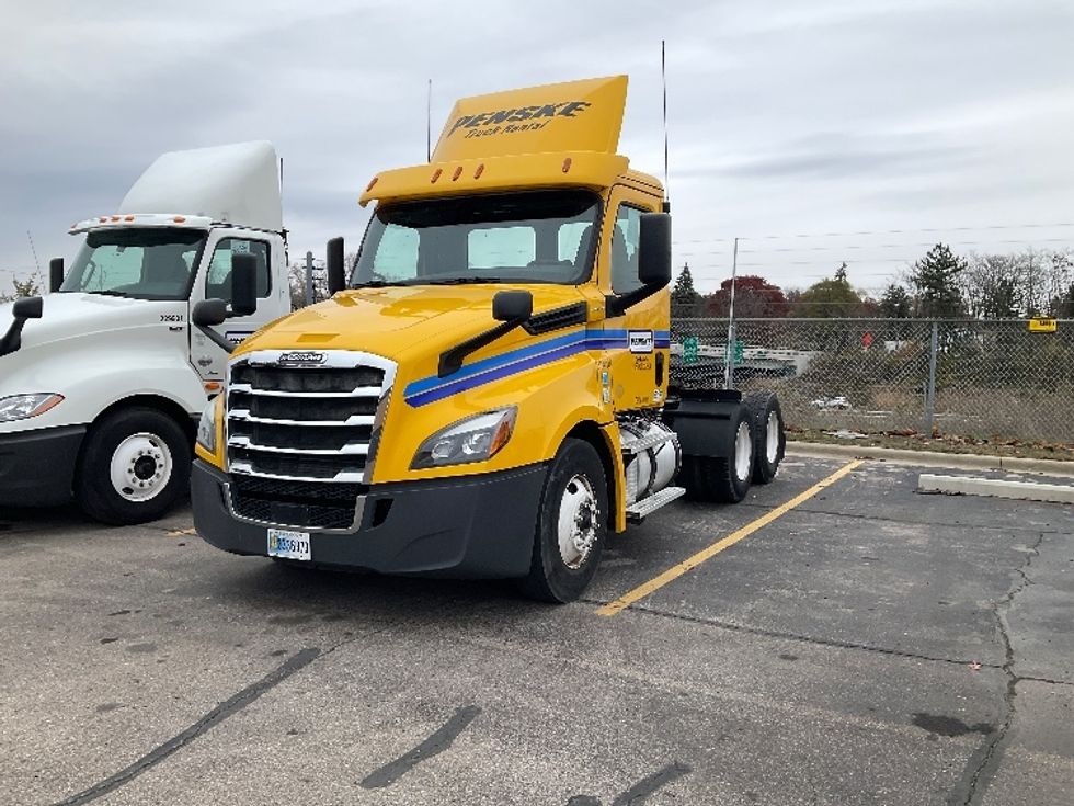 Day Cab Tractor-Heavy Duty Tractors-Freightliner-2019-T12664ST-Warren-MI-449,738\n\t\tmiles-$ 35,000 - Image 3