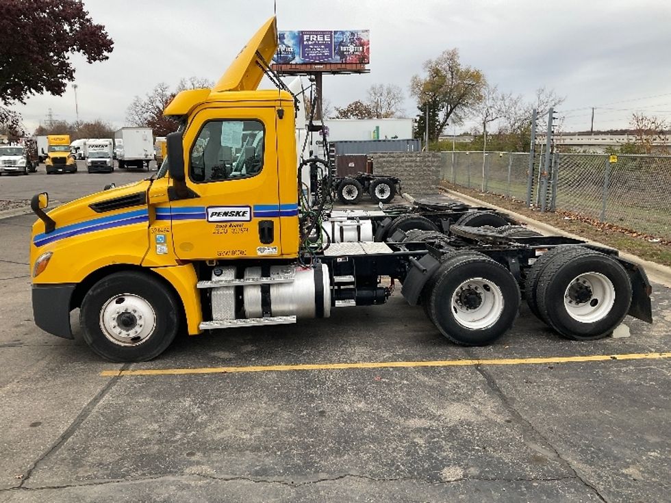 Day Cab Tractor-Heavy Duty Tractors-Freightliner-2019-T12664ST-Warren-MI-449,738\n\t\tmiles-$ 35,000 - Image 4