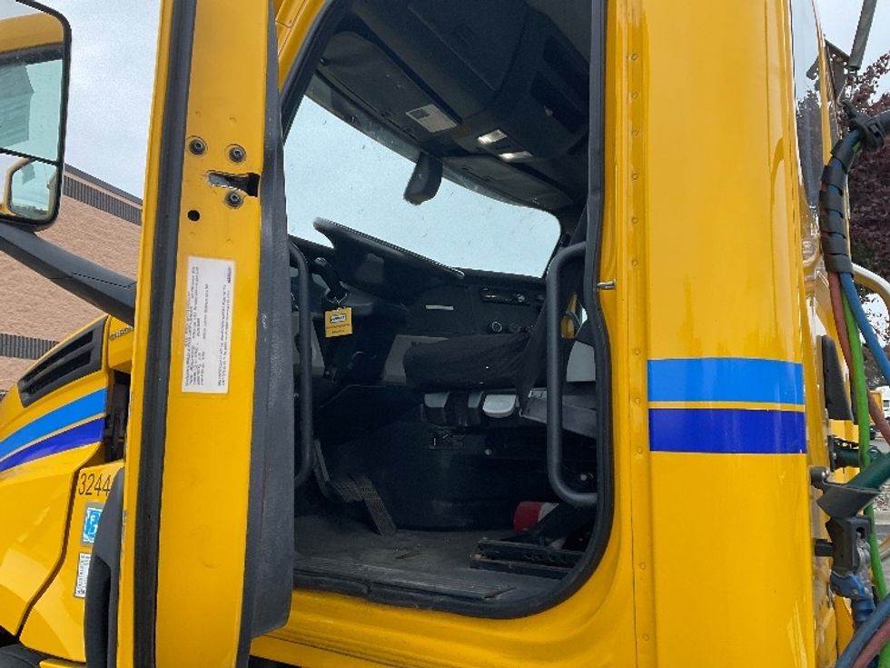 Day Cab Tractor-Heavy Duty Tractors-Freightliner-2019-T12664ST-Warren-MI-449,738\n\t\tmiles-$ 35,000 - Image 9