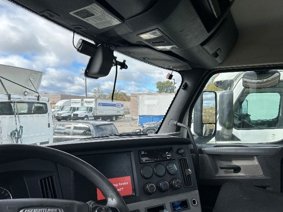 Day Cab Tractor-Heavy Duty Tractors-Freightliner-2019-T12664ST-Warren-MI-478,322\n\t\tmiles-$ 38,500 - Image 10